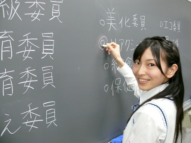 リアクション委員に丸をつける大矢真那