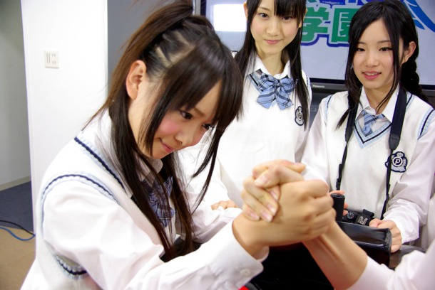 写真部はSKE48内腕相撲クイーンを検証するために、メンバー同士での勝負を提案。