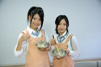 卵をとく山下もえ（写真左）と矢神久美（右）