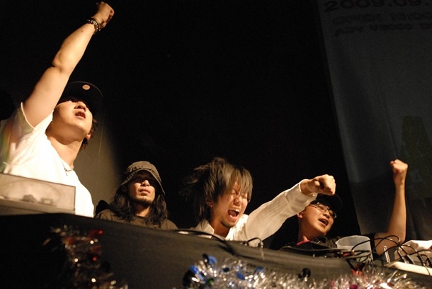 DJ陣のプレイとライブアクト、相乗効果でUNITは熱気に包まれた。