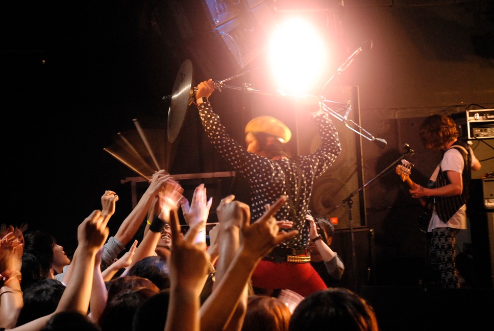 MONICA URANGLASSのライブはトップバッターとは思えない盛り上がりに。
