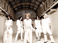 デビュー10周年イヤーに突入したナイトメアをメロディメイカーとしても支えるRUKA（写真右から2番目）。ソロプロジェクトではヒップホップとの融合を果たす。