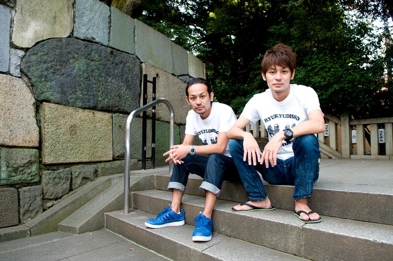 RYUKYUDISKOの新作Tシャツに身を包む哲史と陽介。後ろは提灯。