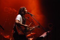 演奏終了後も拍手が鳴り止まず、MCの藤田琢己が戸惑う場面もあったCaravan。