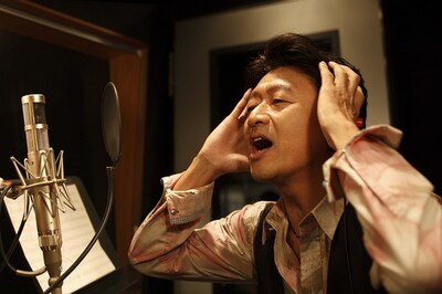 シングルリリース後はソロアルバムのレコーディングがスタート。11月30日から12月2日には恒例のAct Against AIDSコンサートも開催する。