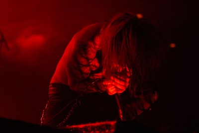 鬼気迫るパフォーマンスで超満員の会場を沸かせた京（Vo）。