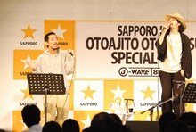 七尾旅人はやけのはらとともに話題の「Rollin' Rollin'」をパフォーマンスした。