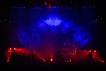 DIR EN GREYは今月12月2日にニューシングル「激しさと、この胸の中で絡み付いた灼熱の闇」をリリースした。（写真は9月15日のツアーファイナル公演の様子）