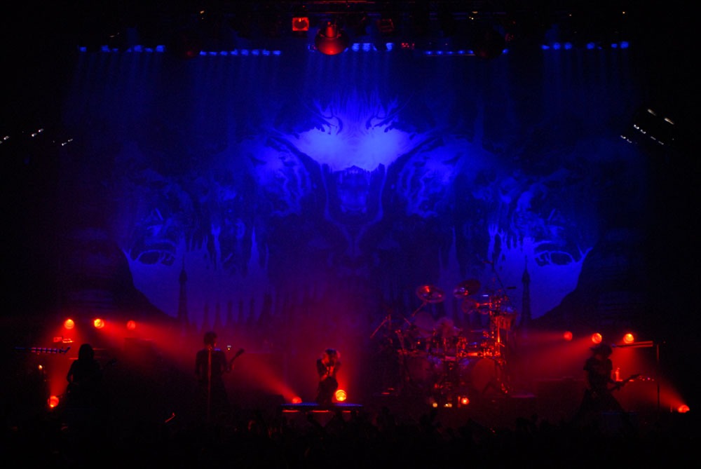 DIR EN GREYは今月12月2日にニューシングル「激しさと、この胸の中で絡み付いた灼熱の闇」をリリースした。（写真は9月15日のツアーファイナル公演の様子）