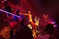 キャリアの重みを感じさせるDragon Ashのパフォーマンス。IKÜZÖNEがライトセーバーを使ってベースを弾く姿も印象的だった。