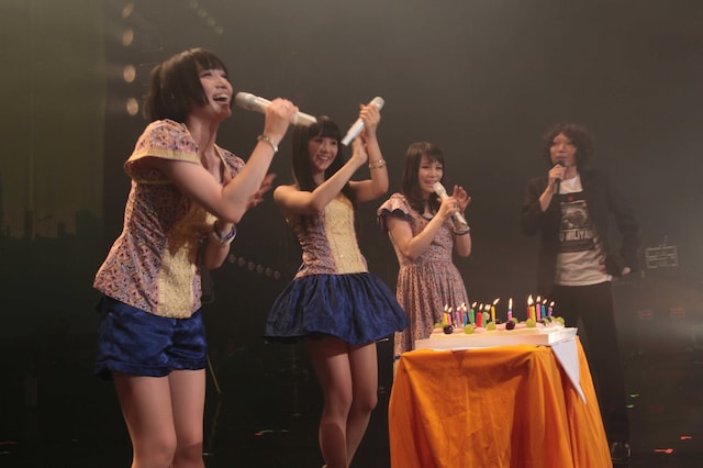 現在全国ホールツアー中のPerfumeだが、9月20日は「YOUNG FLAG 09」のファイナル公演に出演し、全7曲をパフォーマンス。当日21歳の誕生日を迎えたのっちにバースデーケーキがプレゼントされるというサプライズも飛び出した。（写真は9月20日の公演の様子）