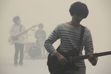 plentyのアルバムリリースツアーは1月16日の大阪・福島LIVE SQUARE 2nd LINEを皮切りに全国5会場で開催予定。「mosh!!」でのチケット独占先行予約は10月25日（日）13:00～10月31日（土）23:00の期間限定となっている。