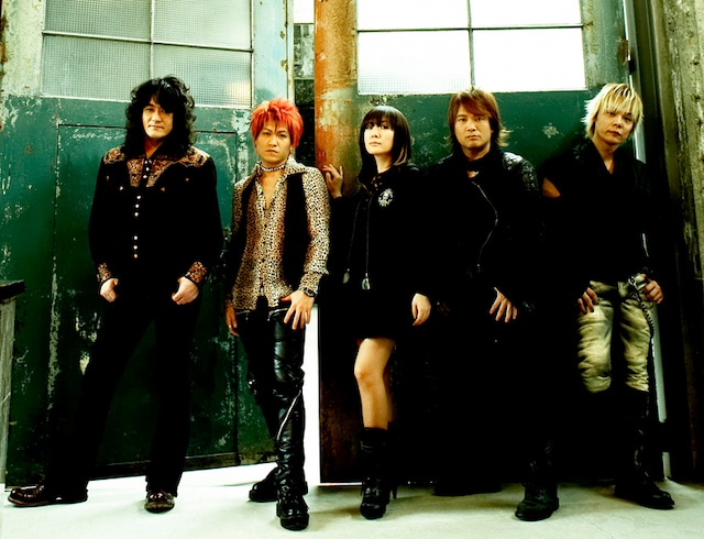 JAM Projectはバンドサウンドと重厚なストリングスをバックに、名曲「哀 戦士」をカバー。