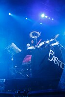 ライブの冒頭ではシンセドラムが鳴らないというハプニングが発生。静まる会場にプラスチックを叩く「ポコッ」という物音だけが鳴り響くという虚しい状態が続いたが、アイラは笑顔で一旦ステージ袖へ。ハプニングにも動じない舞台度胸を見せつけた。再開後はシンセドラムも「ピュン！」「トゥン！」と絶好調。