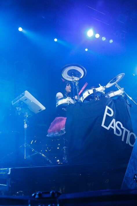 ライブの冒頭ではシンセドラムが鳴らないというハプニングが発生。静まる会場にプラスチックを叩く「ポコッ」という物音だけが鳴り響くという虚しい状態が続いたが、アイラは笑顔で一旦ステージ袖へ。ハプニングにも動じない舞台度胸を見せつけた。再開後はシンセドラムも「ピュン！」「トゥン！」と絶好調。