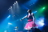 オーディエンスとの一体感を味わうアイラ。