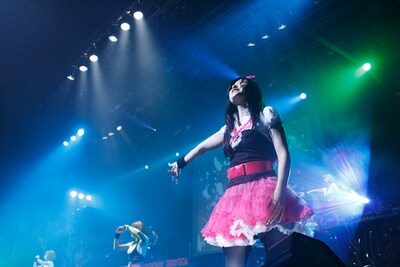 オーディエンスとの一体感を味わうアイラ。