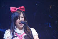 シンセサイザーで効果的なフレーズを弾きながら歌うアイラ。