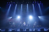 ダンサー4人を従えロボットダンスを披露するアイラ。ダンスの実力は活動初期と比べて格段にアップしている。