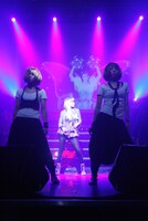 金のウィッグでクールにキメるアイラ。ドレスの紫と髪飾りのエメラルドグリーンという色合いが、どことなくアイラの大好きなヱヴァンゲリヲン初号機を想起させる。