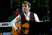 ライブ中に会場内のビジョンで流れていた「嵐の海」ビデオクリップを見て、「あのPVには奥田民生君もギターを弾いて出演してくれてるんですよ。初回盤にはPVとメイキングがDVDで付いているんで、ぜひ初回盤を買ってください」とアピールする場面も。