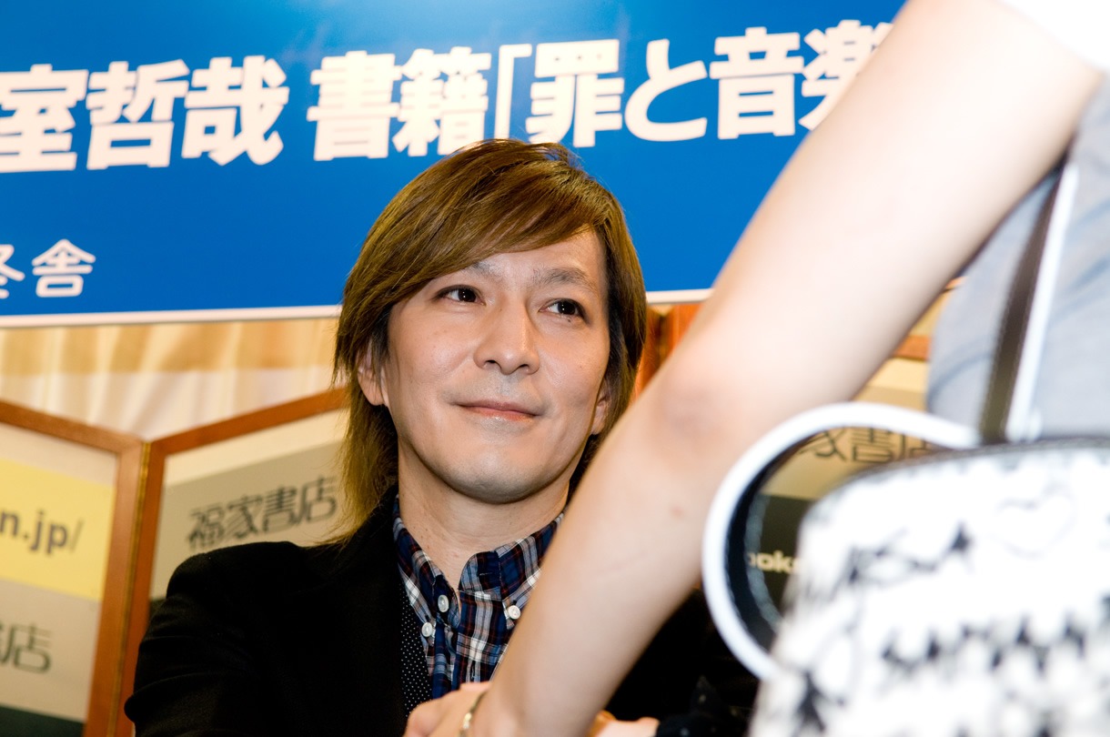 「今日集まってくれたファンの人はすごく深い思いを持ってくれてる人たちだと思うので、できる限り丁寧に顔を見てサインをしたい」とコメント。