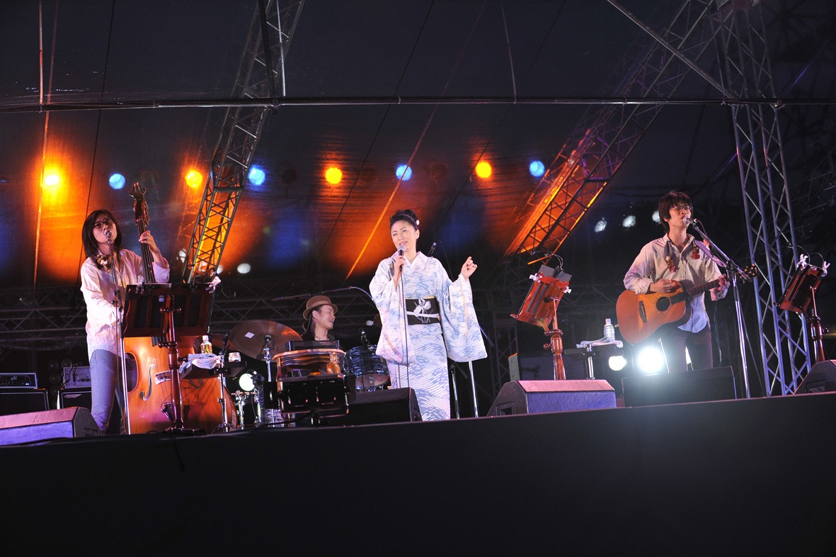 10月21日にはくるりの楽曲をさまざまなアーティストがカバーした豪華トリビュート盤「くるり鶏びゅ～と」がリリース。「京都音楽博覧会」に出演した奥田民生、矢野顕子のほか計16アーティストが参加している。
