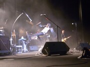 力強いシンバルキックを決める吉川晃司。吉川は“後輩”氣志團との共通点について「彼らが木更津で俺が広島、どっちも海のある町で田舎だから『都会のヤツには負けない』ってところも共通してるんだよね（笑）」と語った。