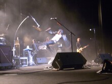 力強いシンバルキックを決める吉川晃司。吉川は“後輩”氣志團との共通点について「彼らが木更津で俺が広島、どっちも海のある町で田舎だから『都会のヤツには負けない』ってところも共通してるんだよね（笑）」と語った。