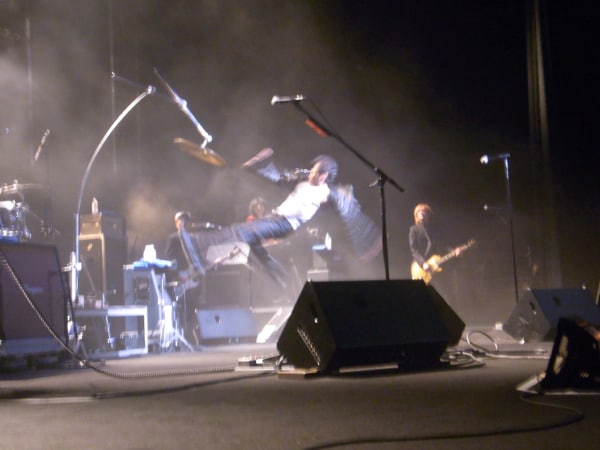 力強いシンバルキックを決める吉川晃司。吉川は“後輩”氣志團との共通点について「彼らが木更津で俺が広島、どっちも海のある町で田舎だから『都会のヤツには負けない』ってところも共通してるんだよね（笑）」と語った。