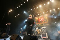 フロアから上がった吉川ファンの「コウジー！」という小さな声に対して綾小路は「小声でなくてもいいんだよ、コウジって綾小路のコウジだろ？ 今日はWコウジだな！（笑）」と返して笑いを取った。