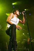 機材トラブルについて「俺25年やってるけど、こんなの初めてだよ」と語った吉川。後半でもトラブルの影響を感じさせないハイテンションなステージを繰り広げた。