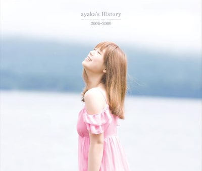 9月23日に発売された絢香のベストアルバム「ayaka’s History 2006-2009」は、10月5日付けのオリコンウィークリーチャートで1位を獲得。34.8万枚を売り上げ、2009年女性アーティストの初動売上で最高記録をマークした。