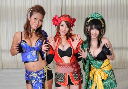 アイドルポップス史に新たな歴史を刻む平成の魏・呉・蜀、爆乳三国志。シングルのみにとどまらない、精力的な音楽活動に期待したいところだ（写真左からMAO、手島優、助川まりえ）。