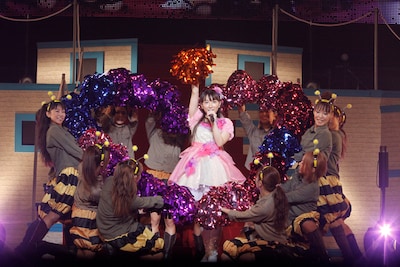 ダンサーたちが頭に付けている蜂の触角カチューシャは、グッズとしても販売されたもの。会場に集まった多くのファンが触角を揺らしながら声援を送っていた。