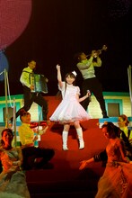 写真は武道館公演の様子。ほっちゃんは主人公・堀江由衣と悪の支配者「ユイ19世」（2日目は20世）の2役を演じた。