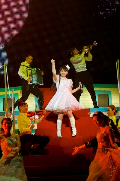 舞踏会の会場では真っ白なドレス姿に。