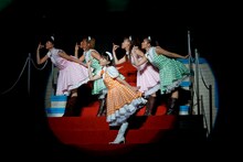 メイド姿で歌い踊るほっちゃん。