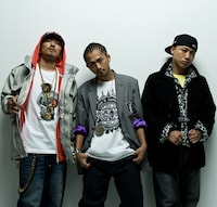 独自の世界観があるリリックとフロウに定評を得るKEN-U（写真左）、音の響きや言葉遊び的なリリックを常に新しいスタイルで撃ち込むDOMINO-KAT（中央）、リズムミカルなフロウと安定感のある歌声が特徴のMICKY RICH（右）と、個性豊かな3人からなるENT DEAL LEAGUE。