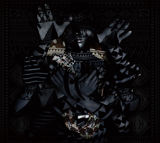 タイトルの「Danse Macabre」は芸術作品において死の普遍性をテーマにした様式「死の舞踏」を意味する。ちなみにこれは「死の恐怖にかられて人々が半狂乱で踊り続ける」という14～15世紀のフランスの詩がもとになっている。