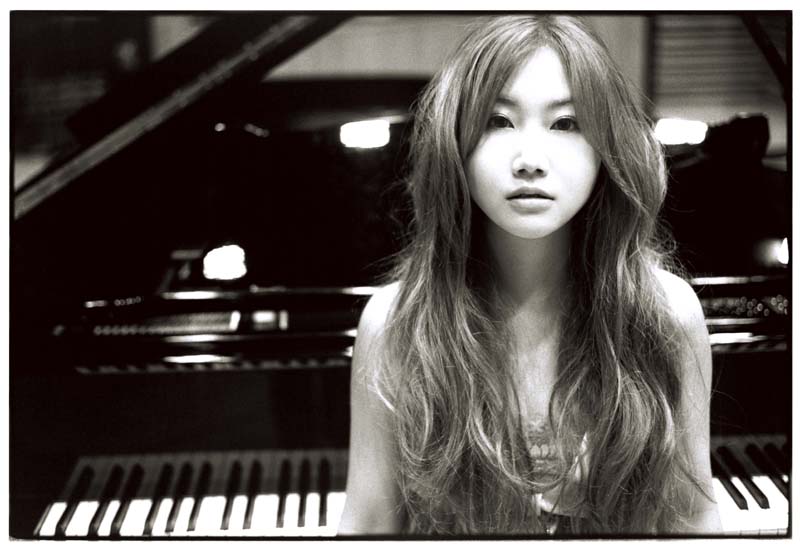 ライブの中継は9月27日（日）20時（日本時間）からスタート。19時30分からはライブ会場外の中継が行われる。