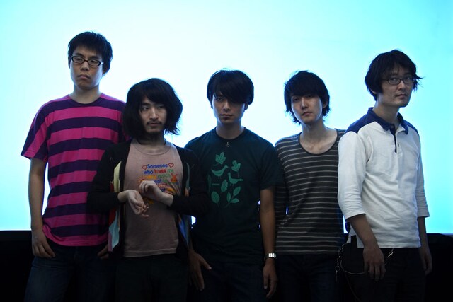 henrytennisは2006年のアルバム「Eight Rare Cases」発売後にギタリスト奥村祥人以外のメンバーが総入れ替えとなり、昨年の「R.U.R.」リリース時には堀越と岸田のほか、狂うクルーの安藤暁彦、元MELT BANANAの須藤俊明、4 bonjour's partiesの植野康二、Pollyprahaの箱崎健志がメンバーを務めていた。