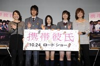 試写会には、学校帰りと思われる女子高生たちも多数参加。監督の船曳（写真一番左）は「若い女の子に観てもらうことを意識した」とコメント。川島（写真中央）は「同年代の人に観てもらいたいと思ってたのでうれしい」と語った。