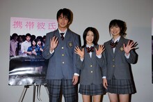 写真は左から石黒英雄、川島海荷、朝倉あき