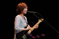 映画のために書き下ろした「LφST[ロスト]」を熱唱する弓木。シングルのカップリングには、ライブで披露された「Pride」とTHE BEATLESの「Something」のカバーが収録される。