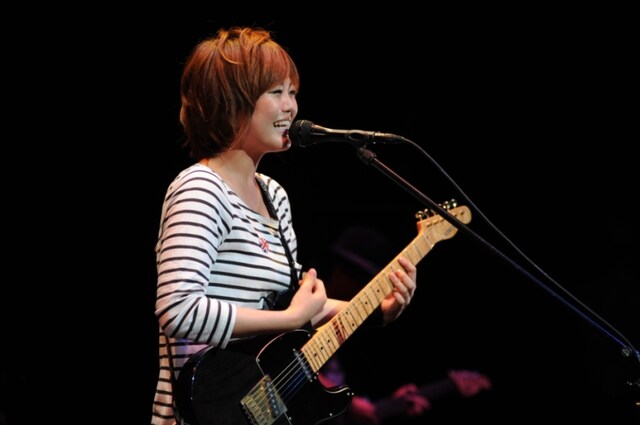 映画のために書き下ろした「LφST[ロスト]」を熱唱する弓木。シングルのカップリングには、ライブで披露された「Pride」とTHE BEATLESの「Something」のカバーが収録される。