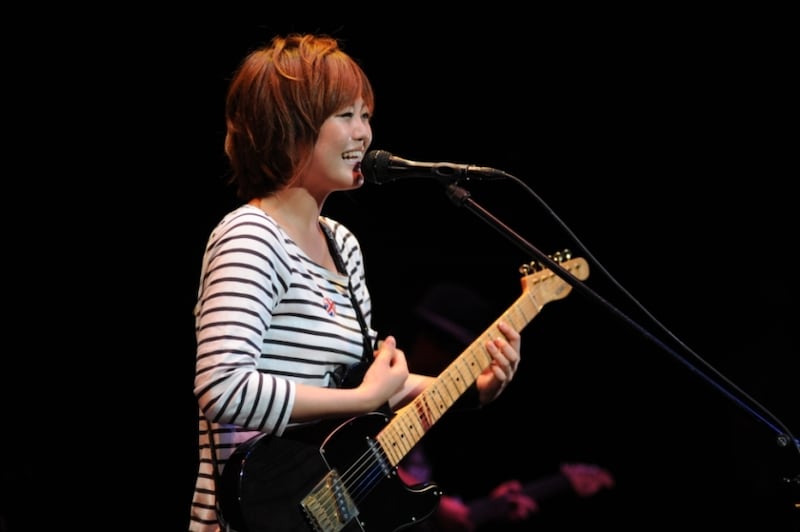 映画のために書き下ろした「LφST[ロスト]」を熱唱する弓木。シングルのカップリングには、ライブで披露された「Pride」とTHE BEATLESの「Something」のカバーが収録される。