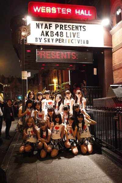 過去にマドンナなど、そうそうたる面々がライブを行ってきた老舗クラブWEBSTER HALLの前で記念写真。