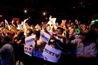 AKB48初のニューヨーク公演を熱い声援で盛り上げた現地ファン。