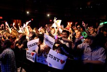 AKB48初のニューヨーク公演を熱い声援で盛り上げた現地ファン。